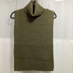 H&M Sleeveless turtle vest. EUC.  One size.